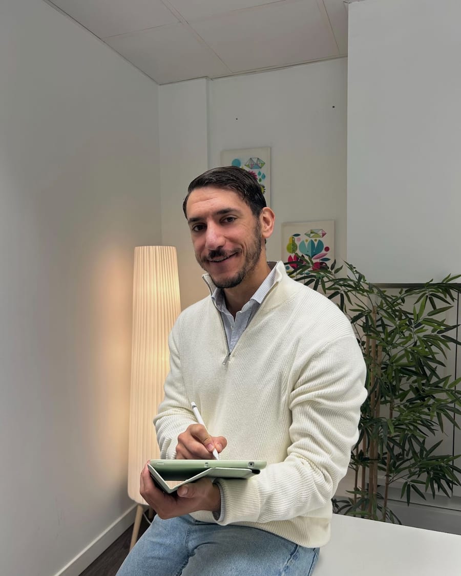 Gonzalo Calvo Mayo, psicólogo sanitario en la consulta de Komit Psicología