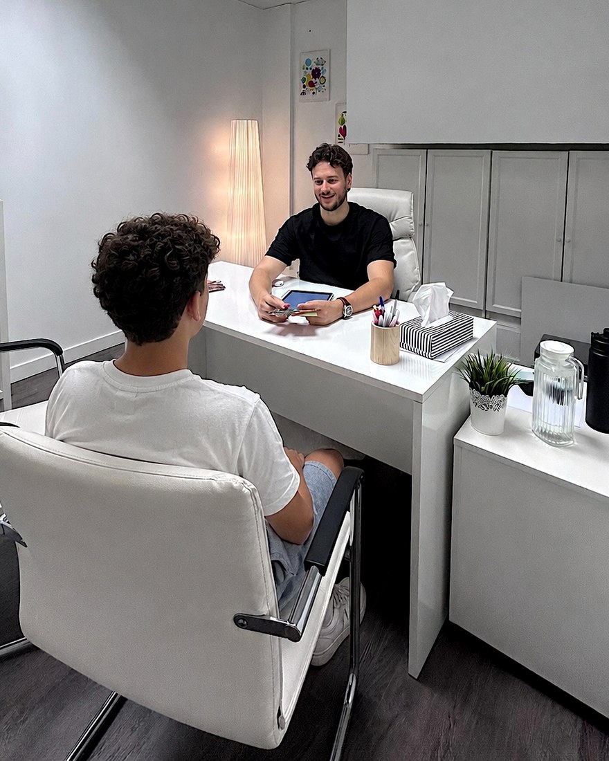 Sesión de terapia para adolescentes en la consulta de Komit Psicología en Montecarmelo