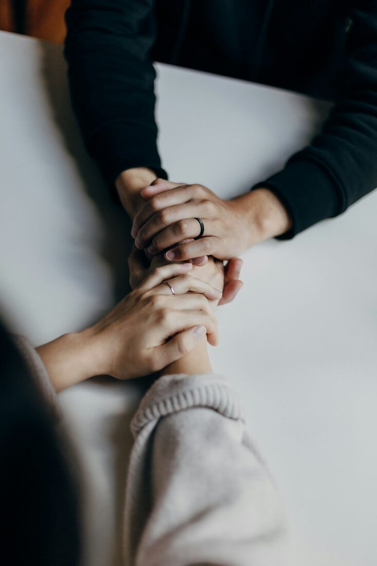 Dos personas se dan la mano, apoyo en terapia para adultos en Komit Psicología