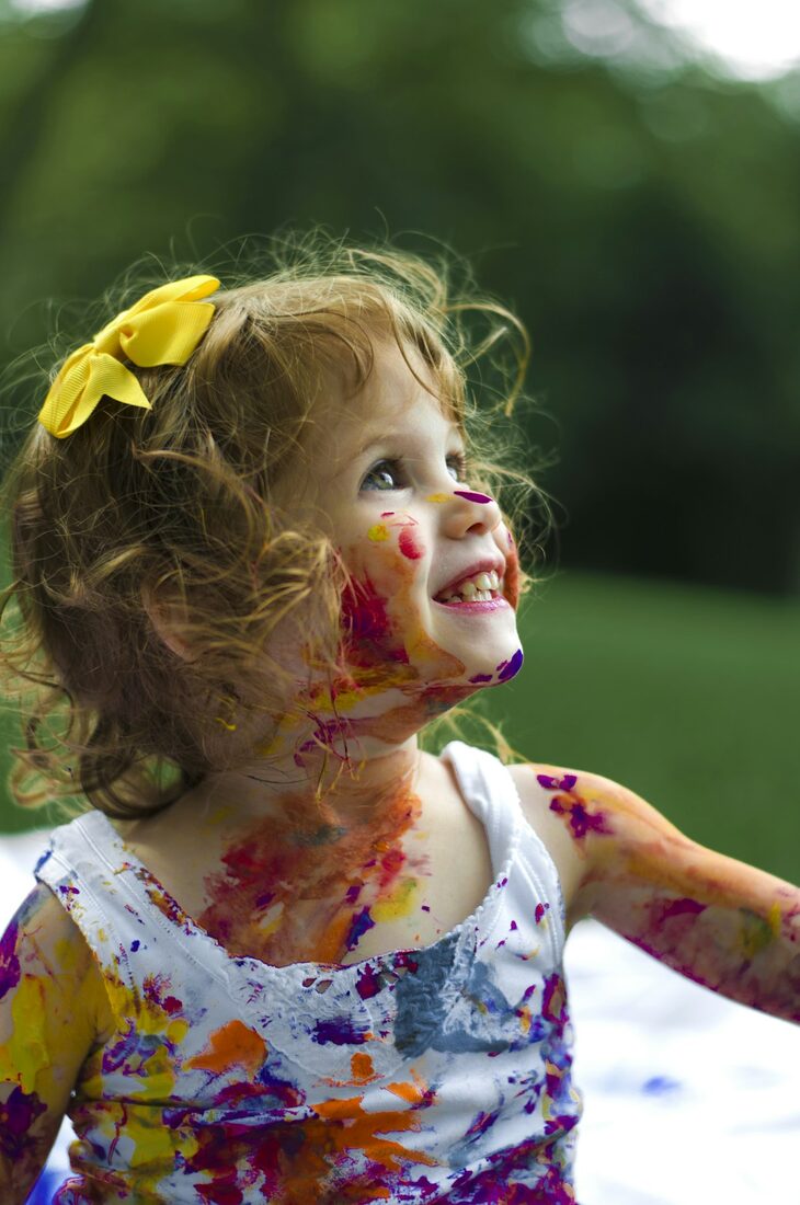 Niña pintando con las manos, terapia infantil en Komit Psicología