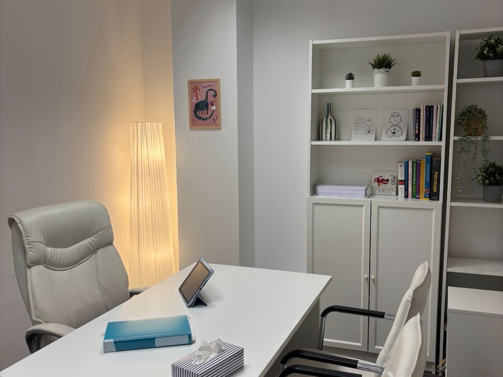 Consulta de Komit Psicología preparada para sesiones de terapia online